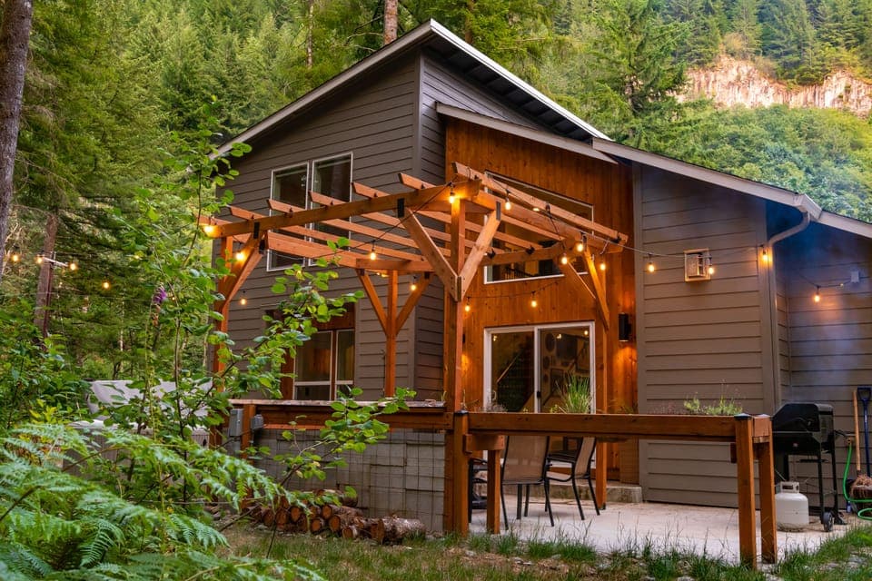 Built in 2021, a modern retreat at the edge of the Yacolt Burn Wilderness