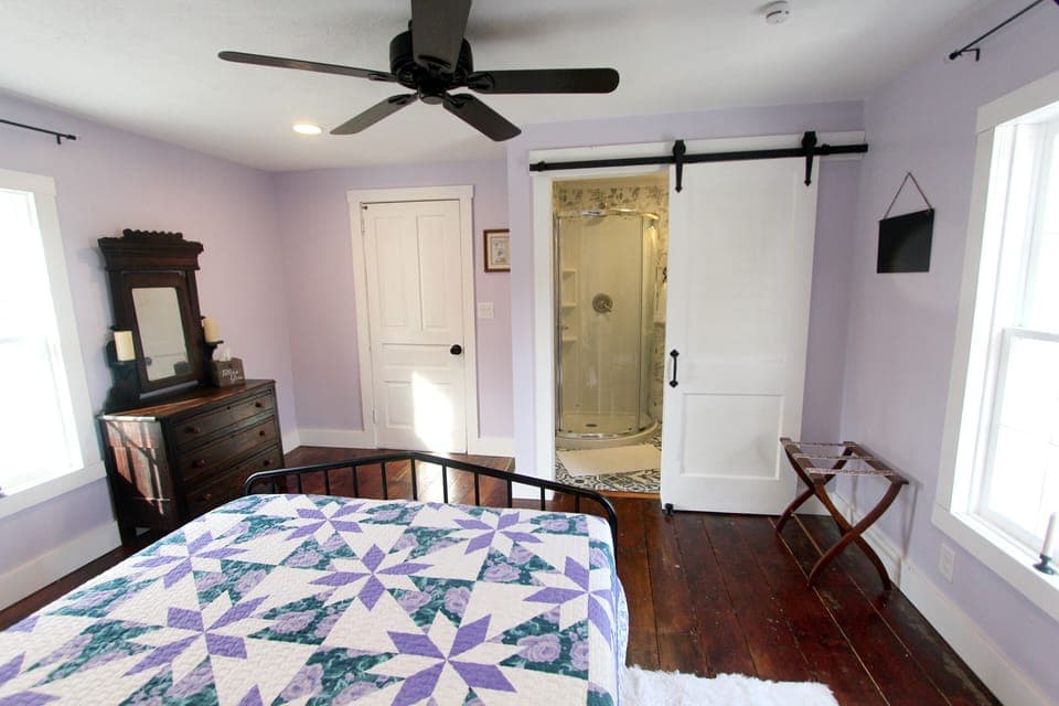 Violet Queen Bedroom - 2nd Floor