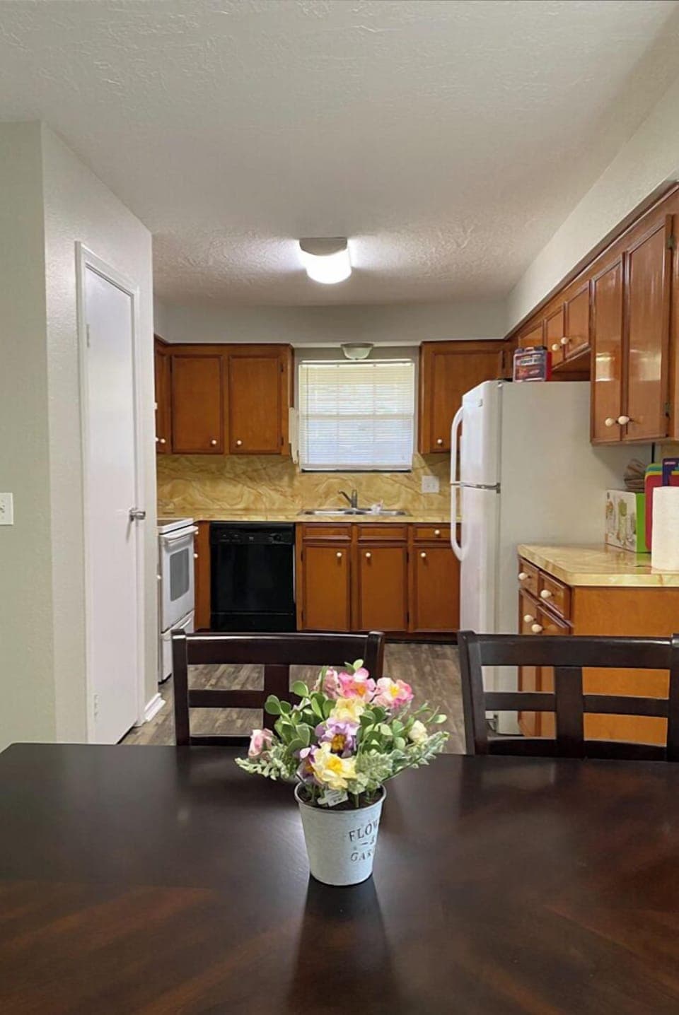 Breakfast room looking into kitchen.