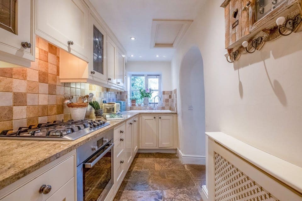 Bag End and Peppercorn Cottage Kitchen - StayCotswold