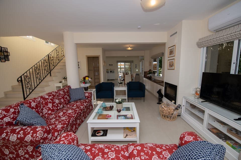 Open-Plan living room, dining area and kitchen