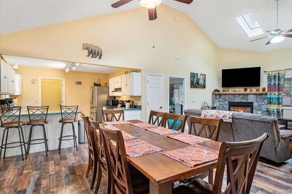 Main level, open plan for gathering everybody together.
