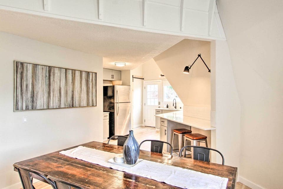 Dining Area | Dishware & Flatware Provided