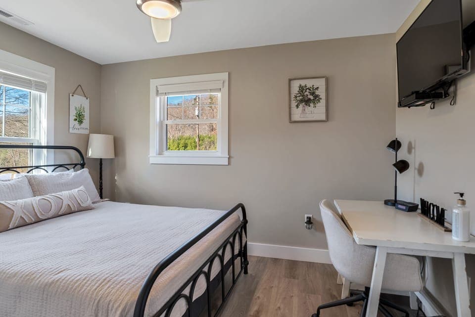 Second desk in the 2nd bedroom.