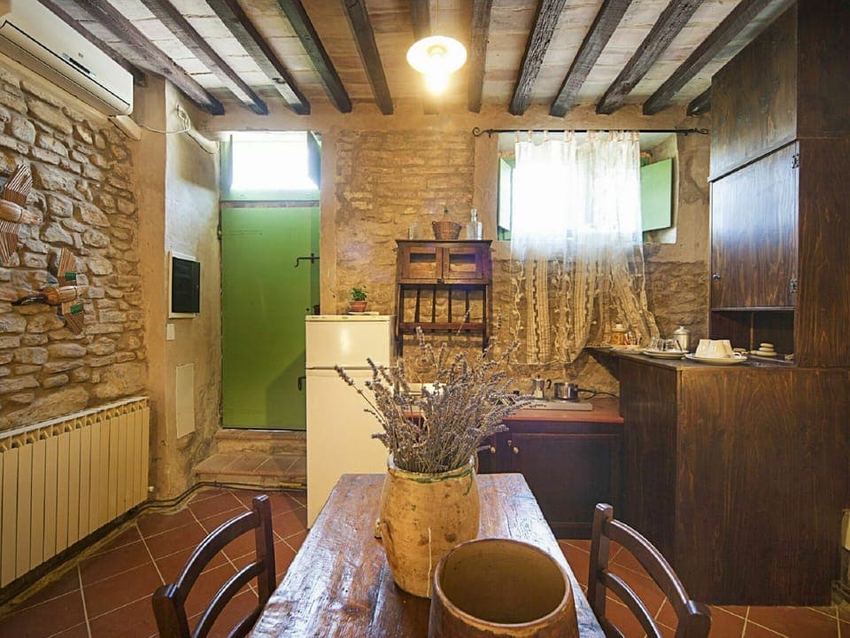 Table, Plant, Property, Furniture, Wood, Interior Design, Chair, Houseplant, Flooring, Floor