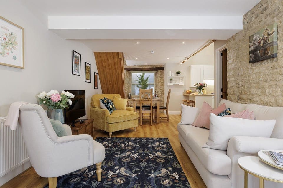 The Staircase Living Room - StayCotswold