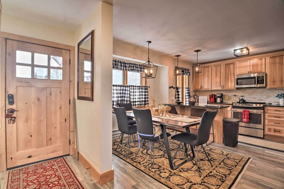 Dining Area | Free WiFi