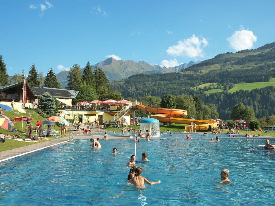 Water, Cloud, Sky, Mountain, Swimming Pool, Nature, Azure, Outdoor Recreation, Leisure, Resort Town