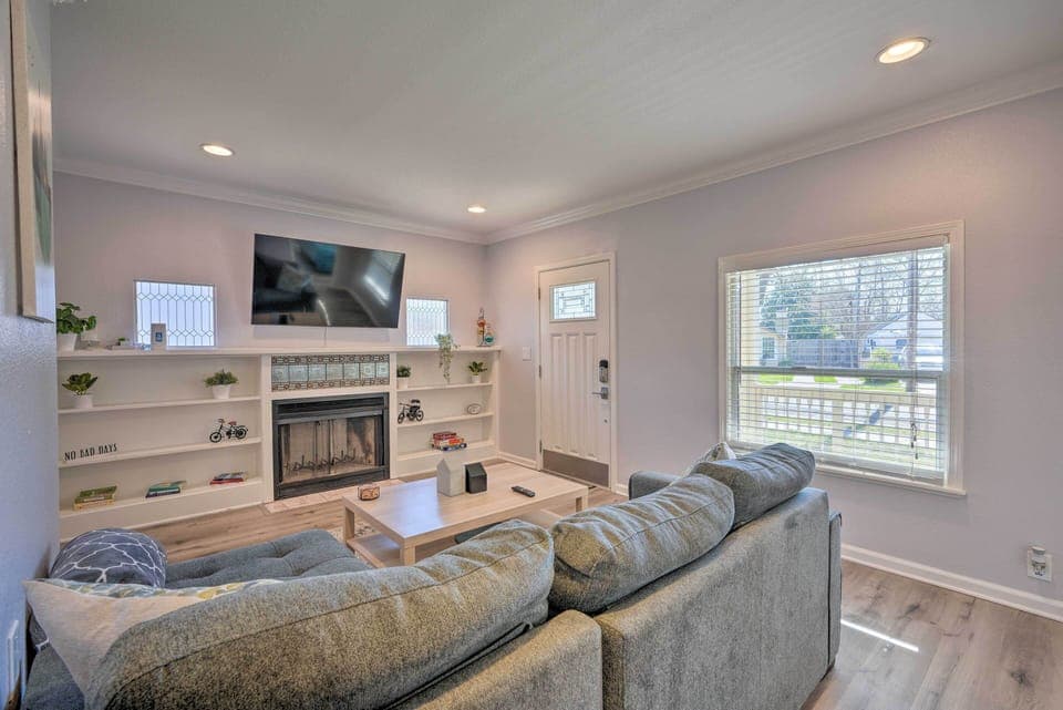 Sacramento Vacation Rental | 2BR | 1BA | 3 Steps Required | 775 Sq Ft