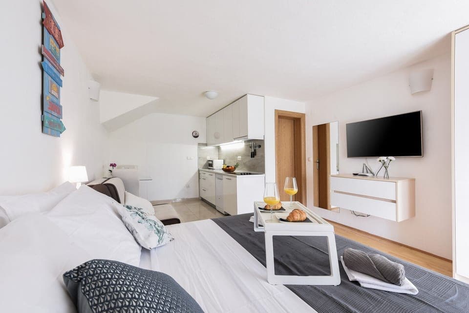 Living room, Bed, Kitchen, dining area