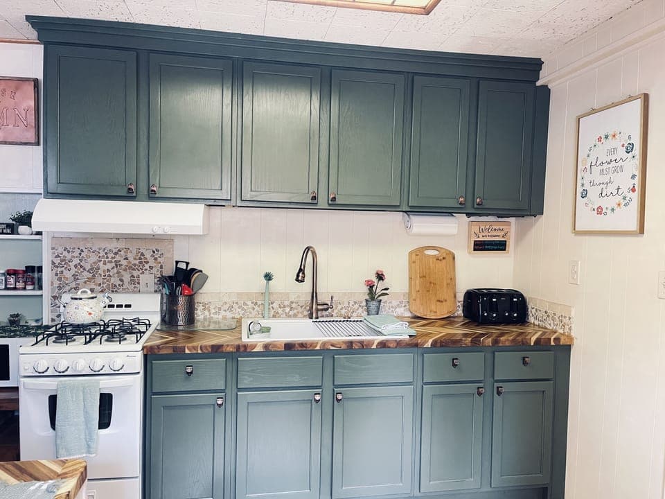 Kitchen (fully stocked)