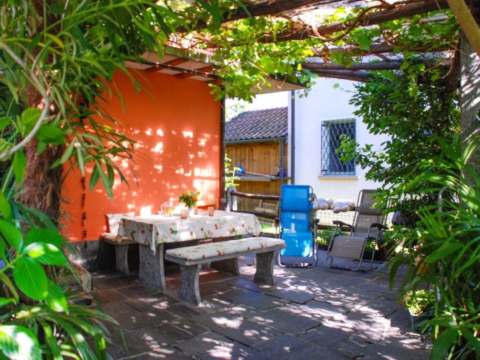 Plant, Furniture, Outdoor Bench, Building, Leaf, Botany, Shade, Vegetation, Outdoor Furniture, Wood