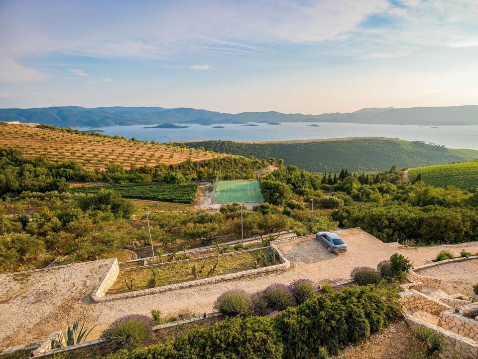 Cloud, Sky, Plant, Plant Community, Mountain, Natural Landscape, Highland, Land Lot, Terrain, Grass
