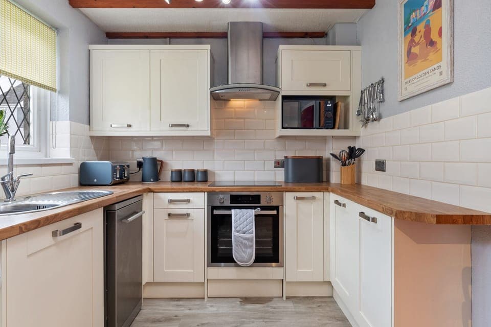 Cartwrights Cottage - Cosy Cottage, - Swimming Pool, Table Tennis, Mini Golf, Tennis Court, Play Park