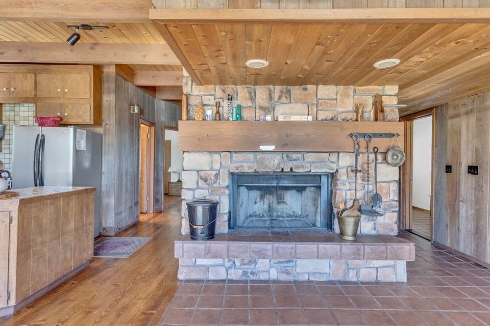 Large Fire Place for everyoe to enjoy during the cold evenings