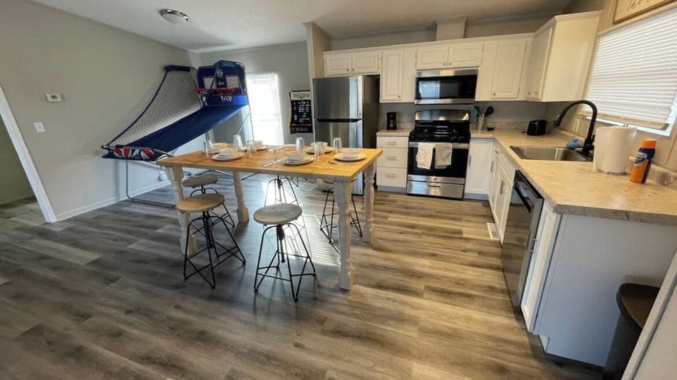 Full kitchen with all the essentials you need. 