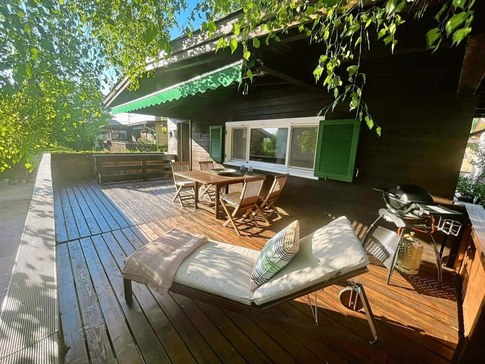 Grosse Terrasse mit Weber BBQ, Esstisch und Sonnenliege