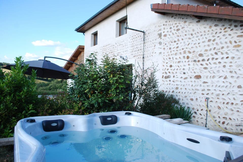 Outdoor spa tub