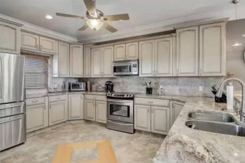 Full Kitchen