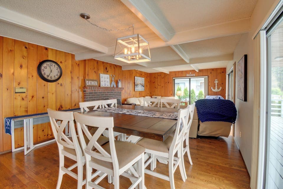 Dining Area | Dishware & Flatware Provided