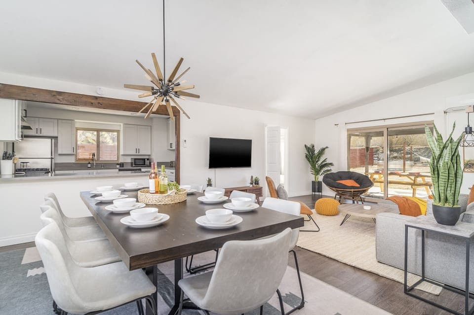 Open space living and dining for 10