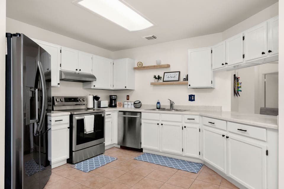 New Updated Kitchen with the full set of cookware, utensils, glassware provided