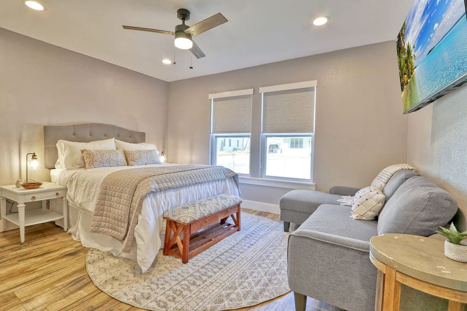 Bedroom 3 with queen bed.