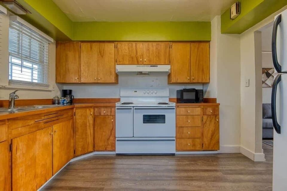 #StayinMyDistrict Downtown Coos Bay! Historical Heritage House Apartments. #BookDirect #StayinMyDistrict #HeritageHouseCoosBay