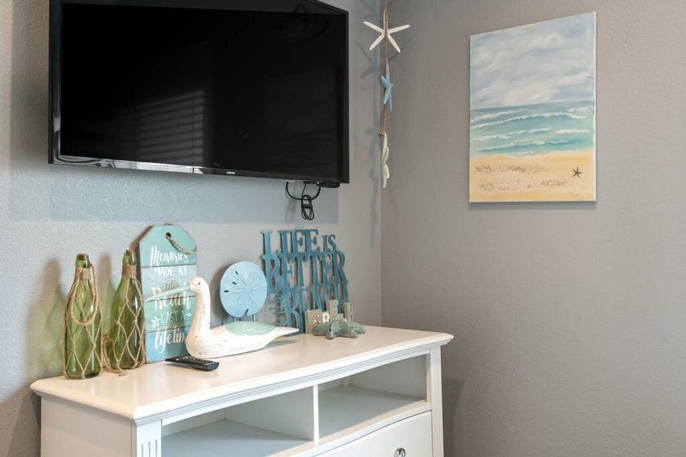 Bedroom 4: Two full sized beds (bottom) and two twin beds (top) and TV