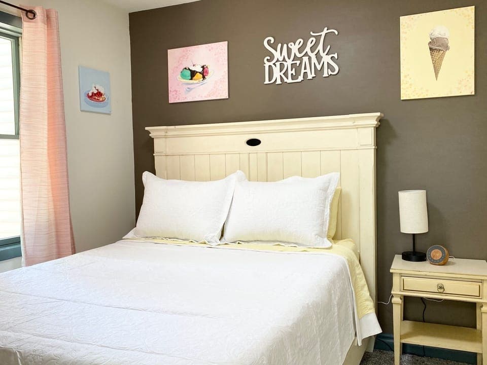 "Sweet Dreams" bedroom (1 queen bed, opens into Sky Room)