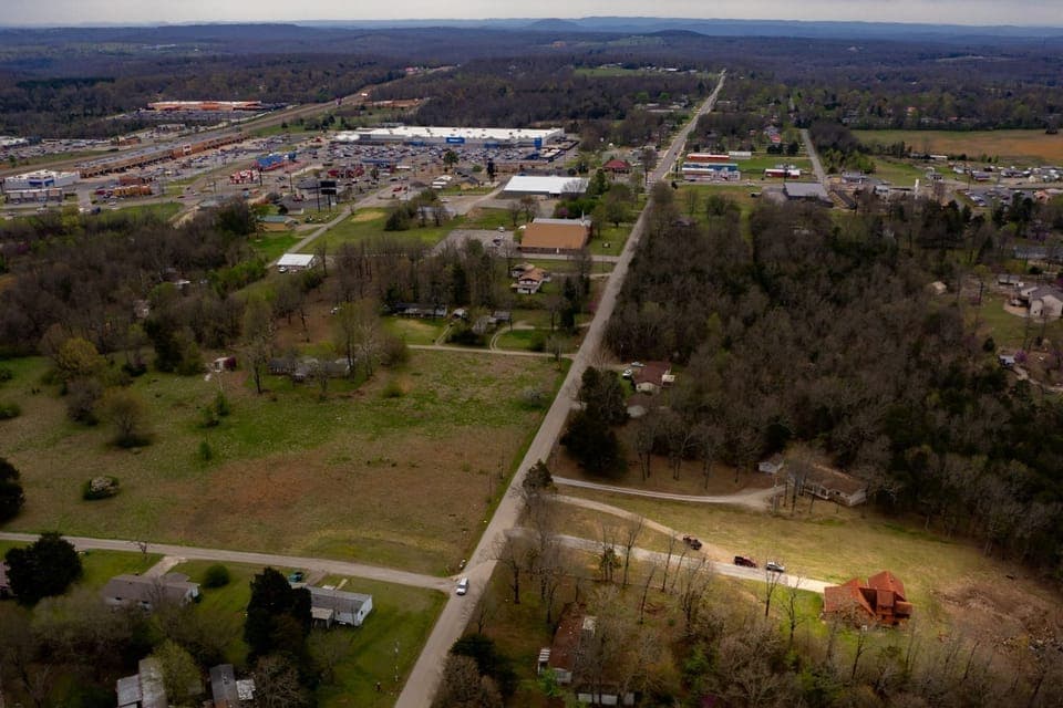 Cabin is only minutes away form Wal-Mart and many dining choices! 