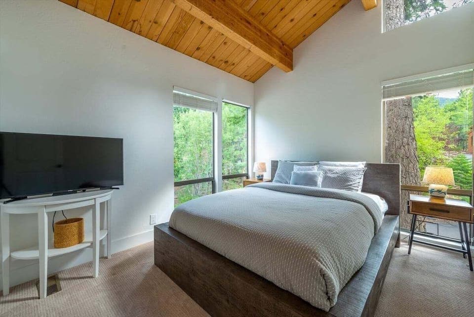 Queen Bedroom - Middle Floor