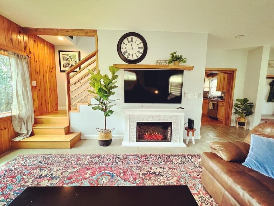 Curl up our leather sofas and watch TV with the glow of our electric fireplace🔥