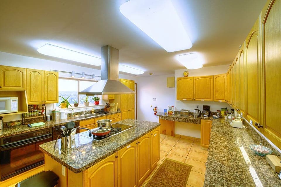 Full kitchen 