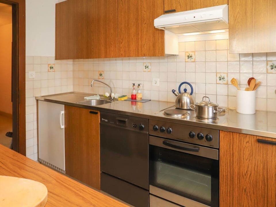 Brown, Kitchen Sink, Countertop, Cabinetry, Sink, Tap, Building, Furniture, Kitchen, Wood