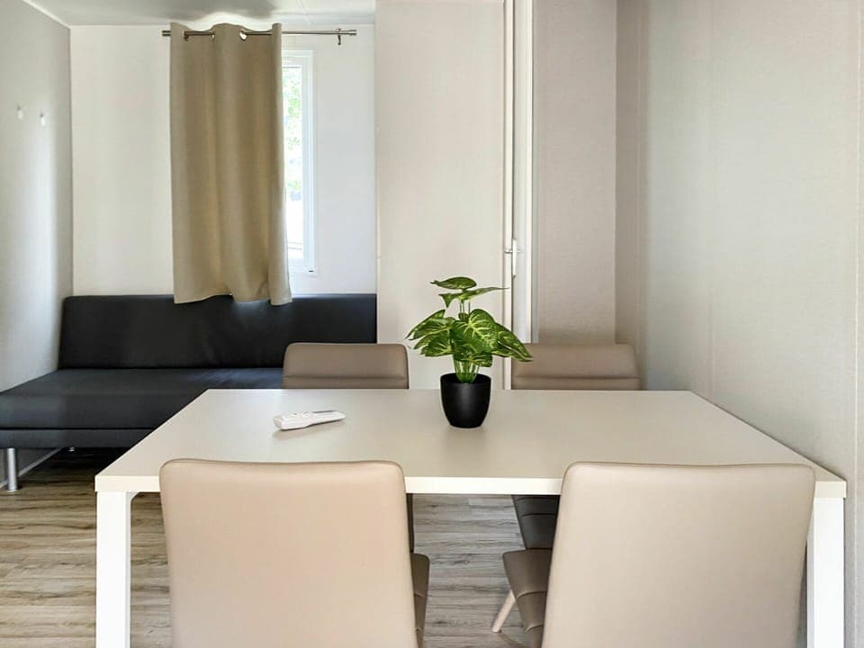 Building, Plant, Property, Window, Land Lot, Urban Design, Landscape, Neighbourhood, Grass, Leisure