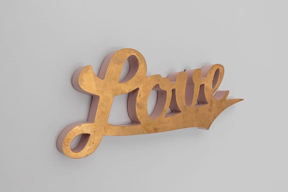 Decorative details in the apartment. 