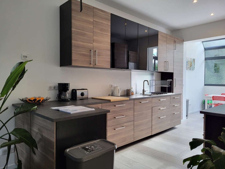 Cuisine spacieuse et équipée pour préparer des délicieux repas