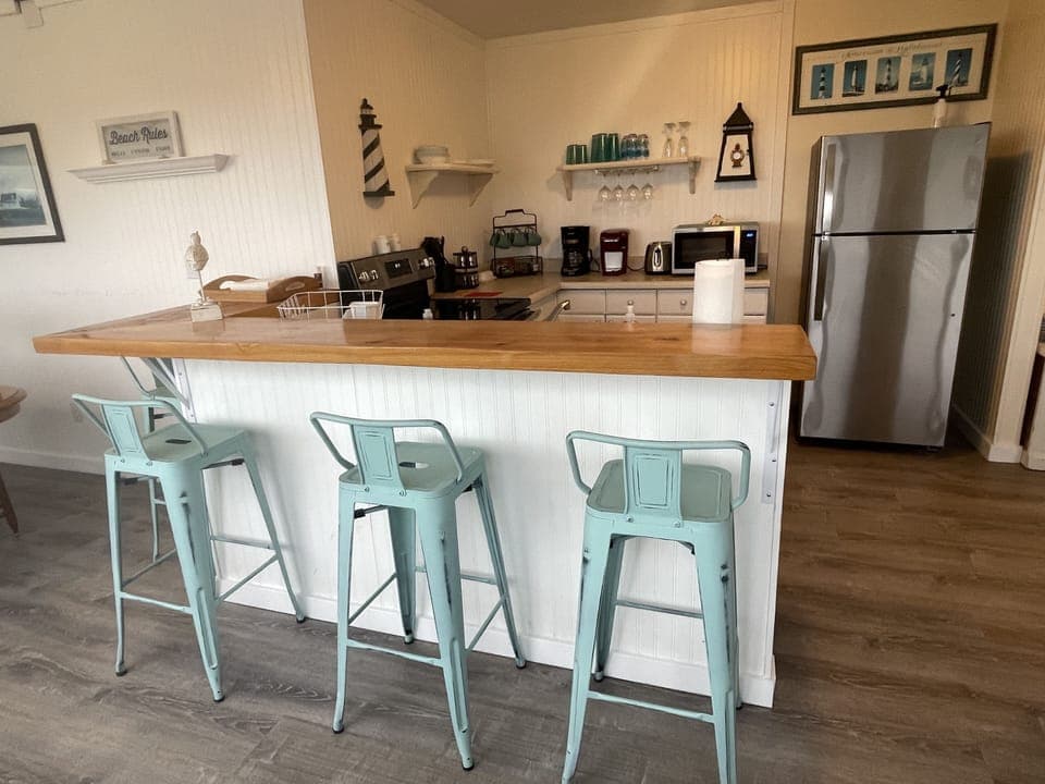 Comfortable breakfast bar with 4 retro stools and enjoy the views!