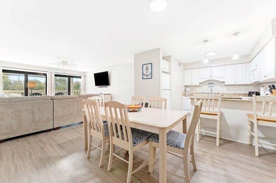 Seating for 6 plus the bar seats 2