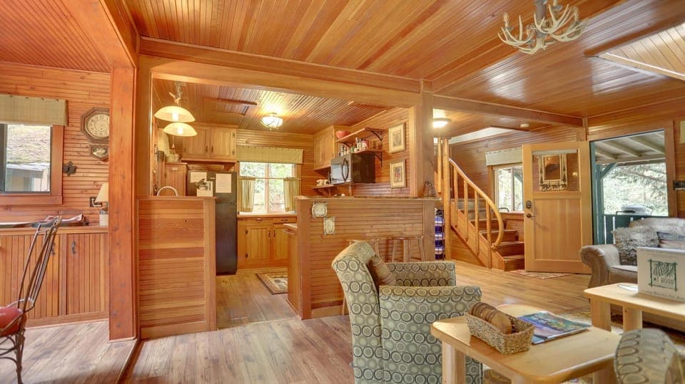 Dream Catcher Cabin-Living room facing kitchen