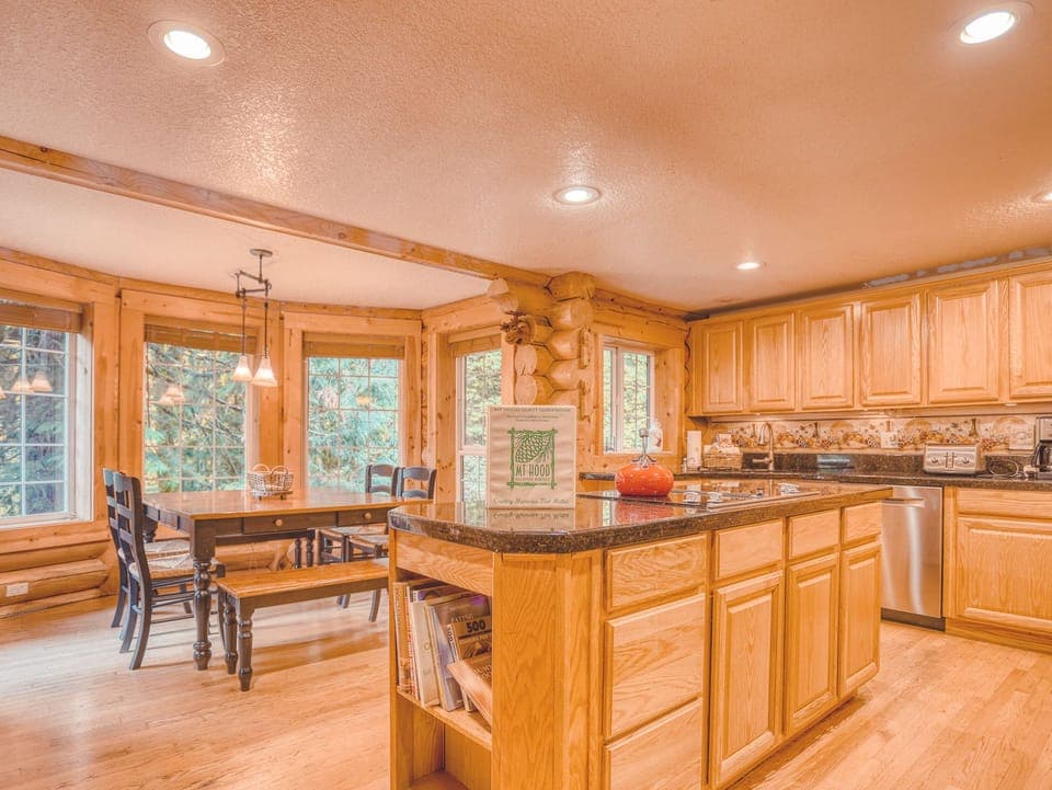 Dining Area & Kitchen Island