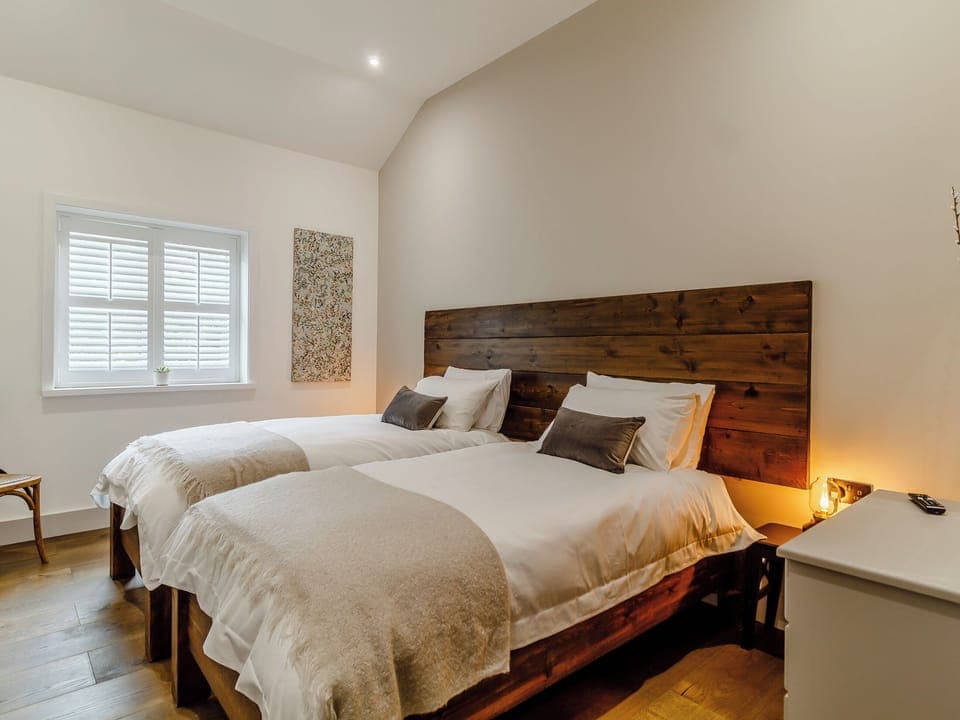 Twin bedroom | Walnut Tree Barn, Barnham
