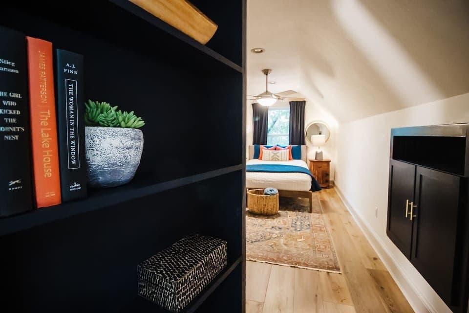 Secret Room!!! Upstairs 2nd Master Bedroom with Queen Bed.