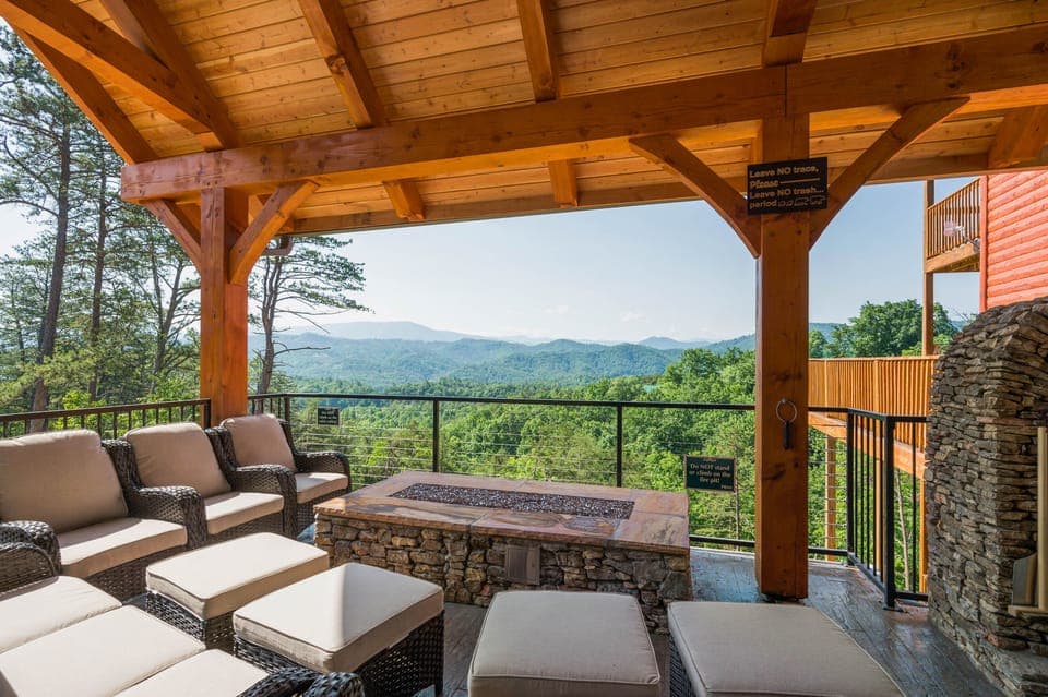 Gorgeous views. Outdoor firepit, pizza oven, hot tub & more!