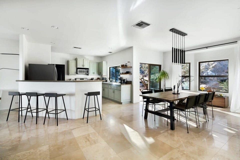 Breakfast Bar & Dining Area