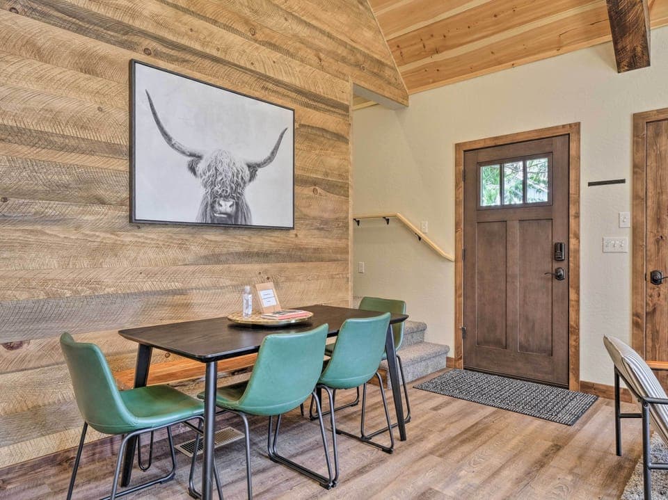 Dining Area | Dishware & Flatware Provided