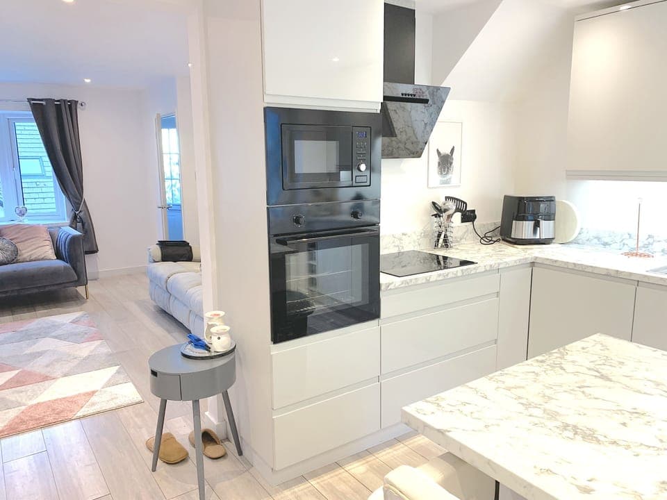 Open plan kitchen diner and lounge,
WM dishwasher, wine cooler,
fridge + freezer