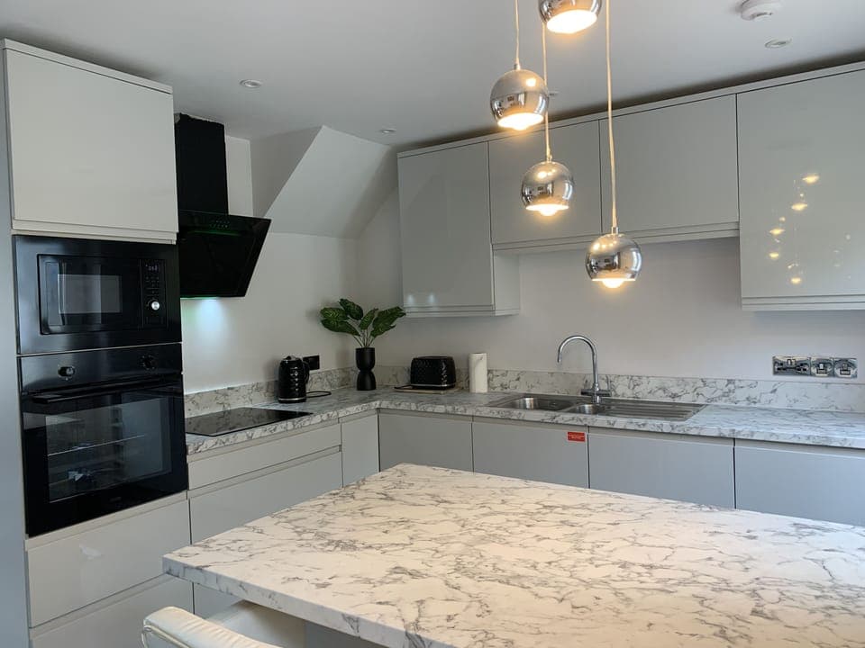 Open plan kitchen diner and lounge,
WM dishwasher, wine cooler,
fridge + freezer