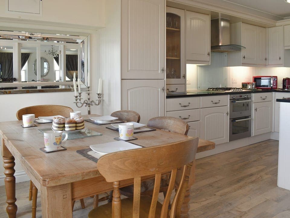 Dining Area | Seaview Apartment21 Spinnakers, Newquay